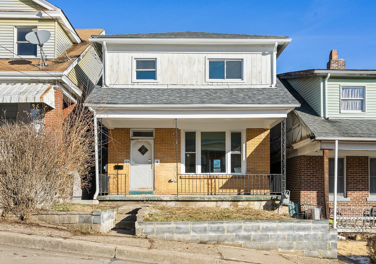 3 Bed/1 Bath Home - Central AC, 2nd Floor Laundry - Available September 10th! — Photo 1