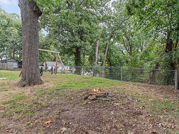 4th image of 101 W Grand Avenue
