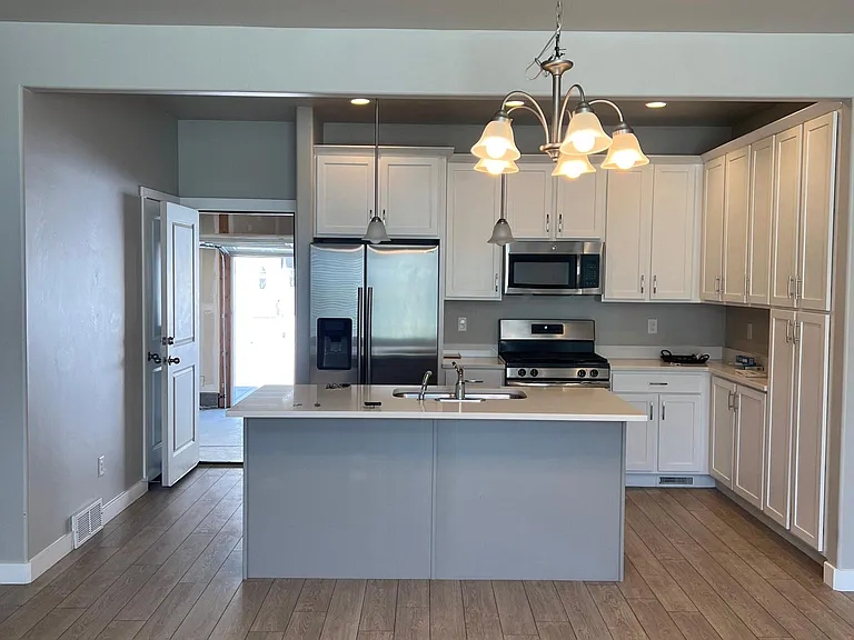 1053 W Painted Horse Ln — Photo 3
