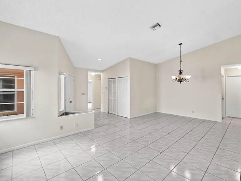 10001 Country Brook Rd — Photo 6