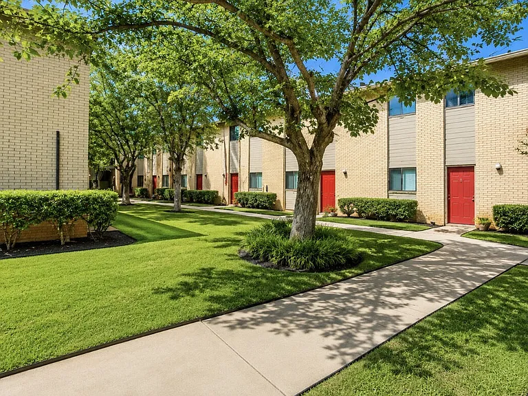 Valley Creek Apartments — Photo 10