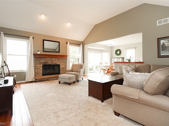 4th image of 27335 Maurer Dr