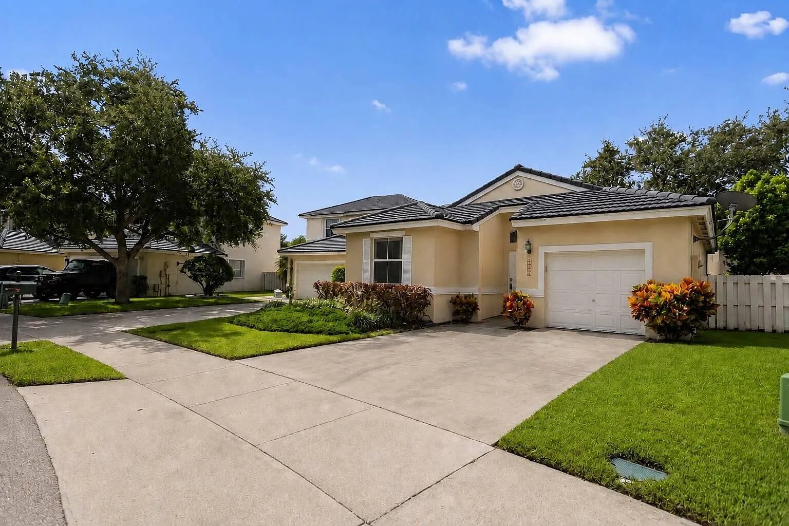 3 bed, 2.0 bath, 1317 sqft, $3,500 — Photo 2