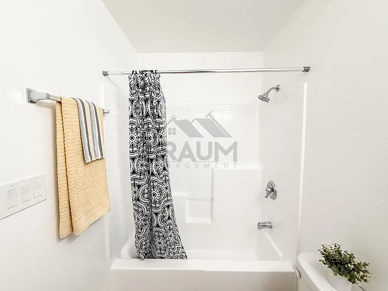 7323 WINNETKA — Photo 16