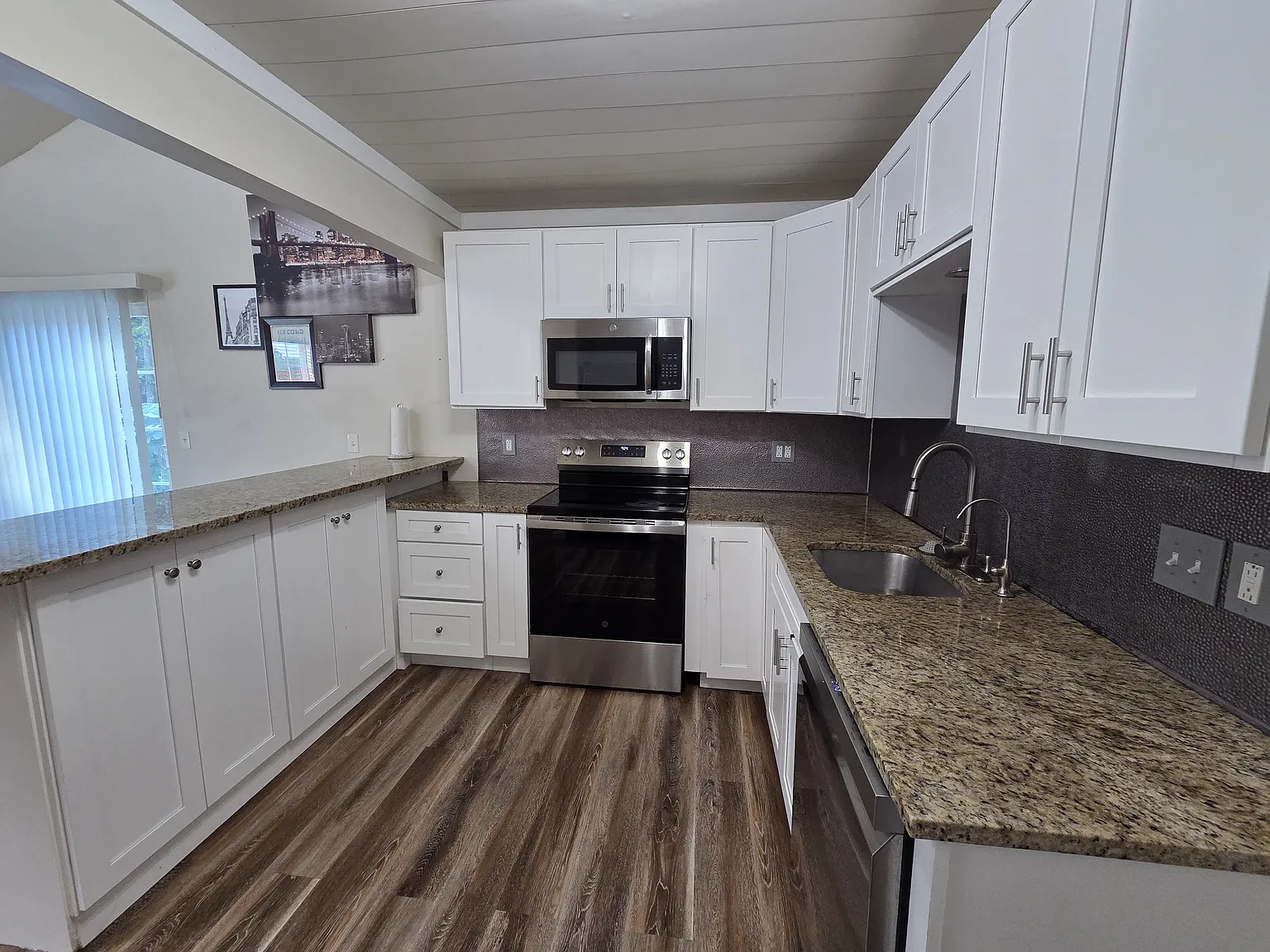 3 bed, 1457 sqft, $2,200 — Photo 2
