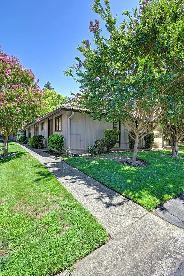 Spacious Two Bedroom Two Bathroom Condo in Citrus Heights — Photo 2