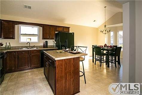 5th image of 110 Blossom Ct
