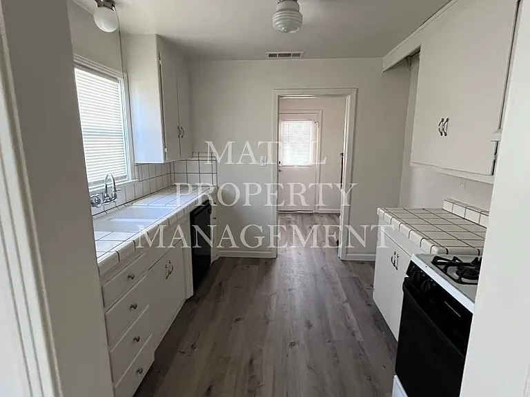548 Esgar Ave — Photo 2
