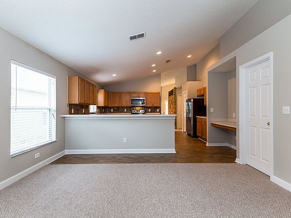 4th image of 1098 Bluegrass Dr