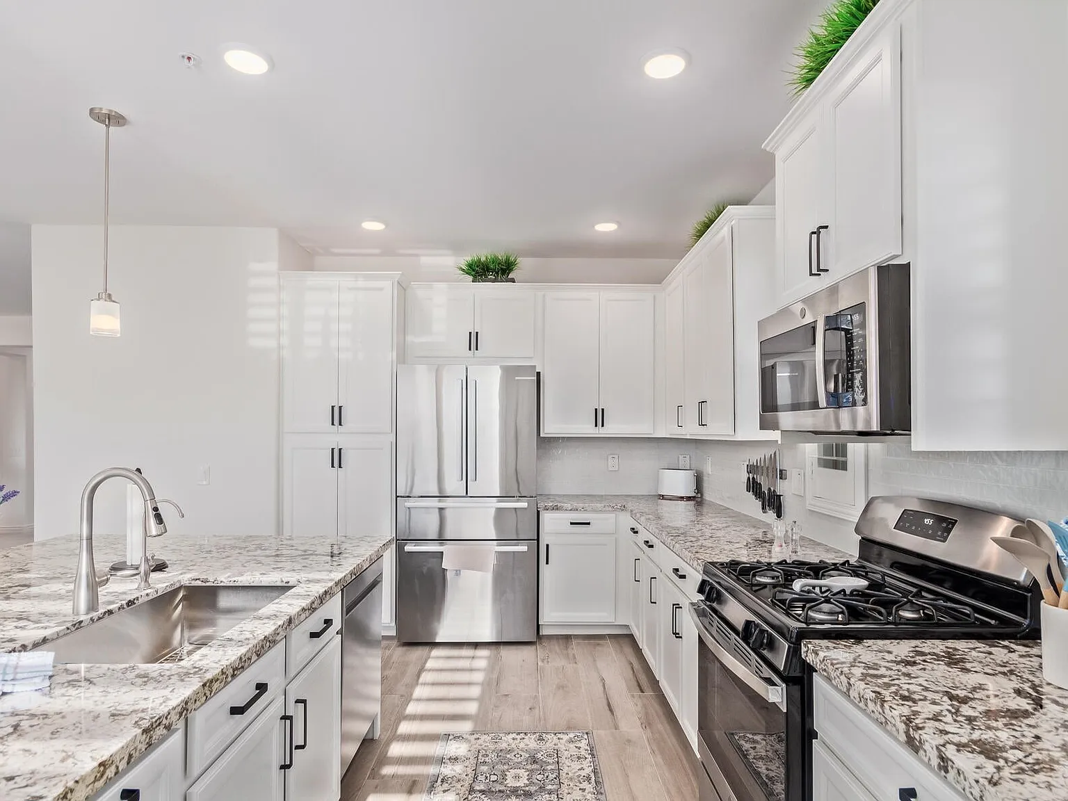 3 bed, 2074 sqft, $5,000 — Photo 4