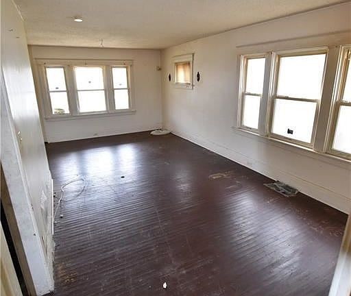 3rd image of 158 Theodore St