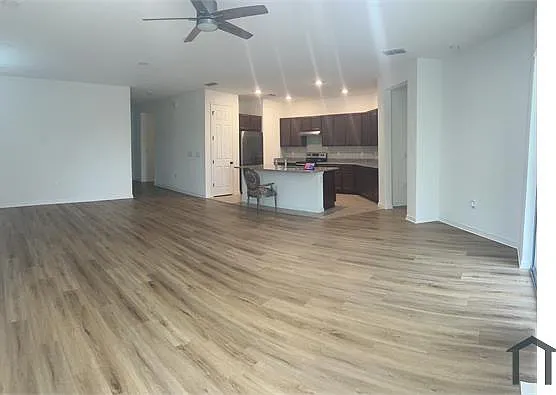 4 bed, 1989 sqft, $3,880 — Photo 4