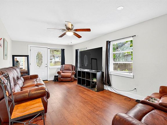 3rd image of 8917 N Willow Ave