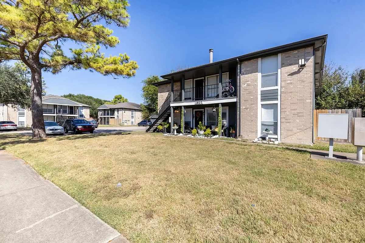 Building Photo - Greenbriar on the Bayou
