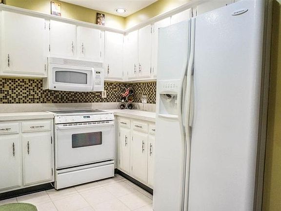 3rd image of 6200 Henshire Ct