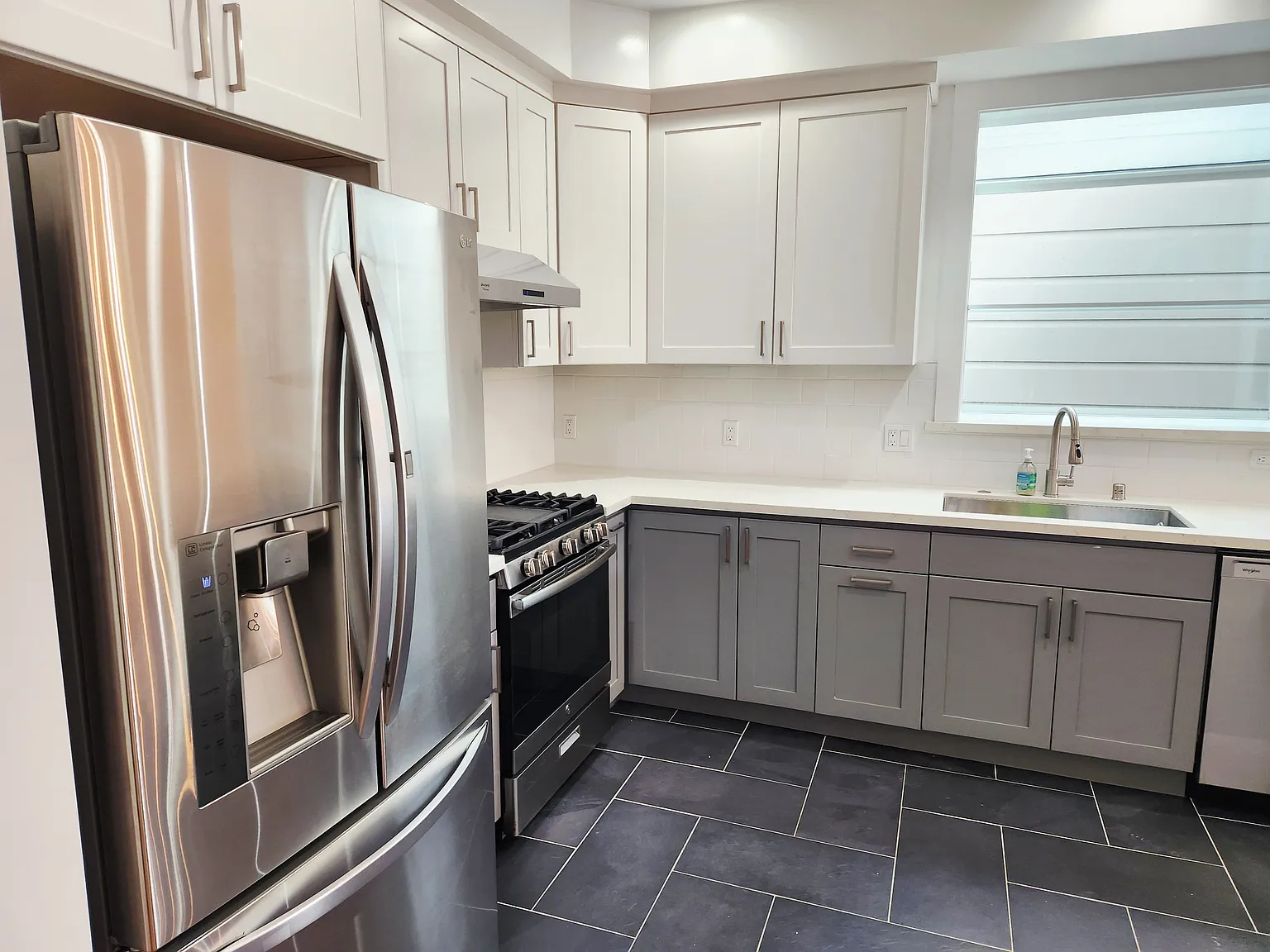3 bed, 2.5 bath, 1867 sqft, $7,600 — Photo 4