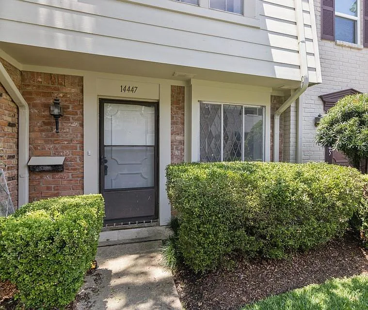 2 bed, 2.5 bath, 1281 sqft, $1,875 — Photo 2