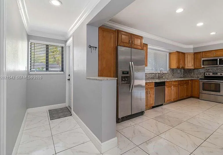 913 SW 49th Ave — Photo 6