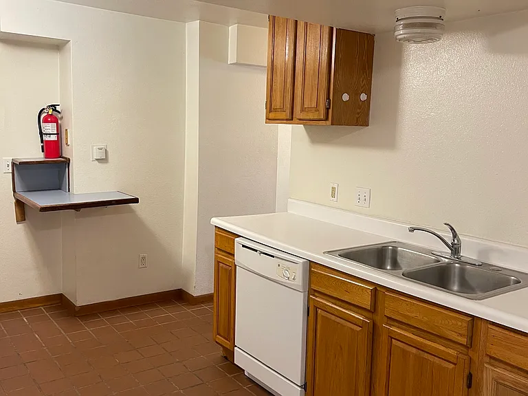 529 1/2 E Burlington St — Photo 10