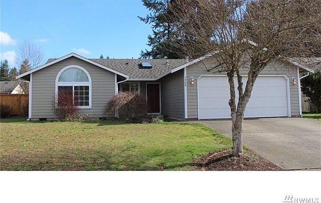 Attractive Rambler walking distance to city park!