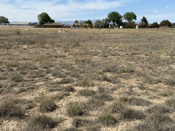 583 E Woodleaf Dr, Pueblo West, CO 81007