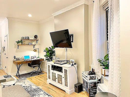 4th image of 428 E 77th St APT 4B