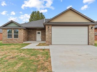216 E Abbot Ln, Mustang, OK 73064