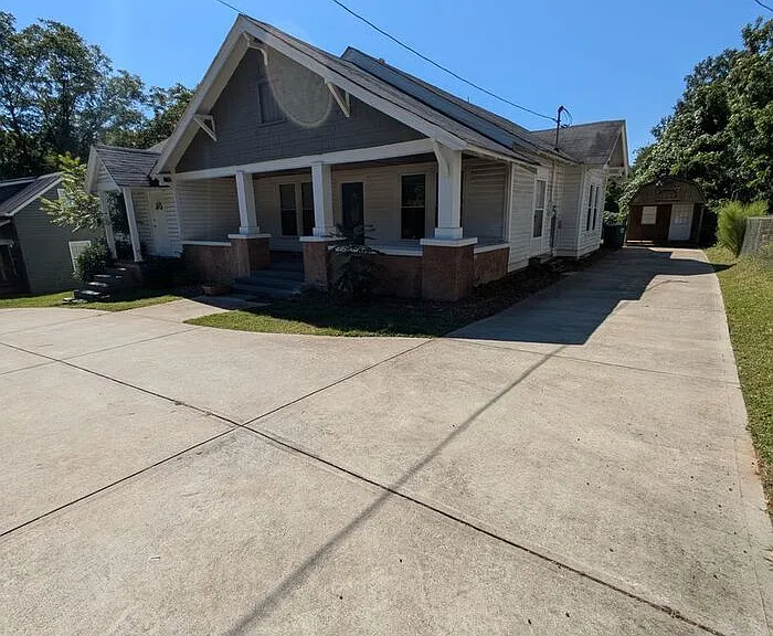 215 W D St — Photo 1