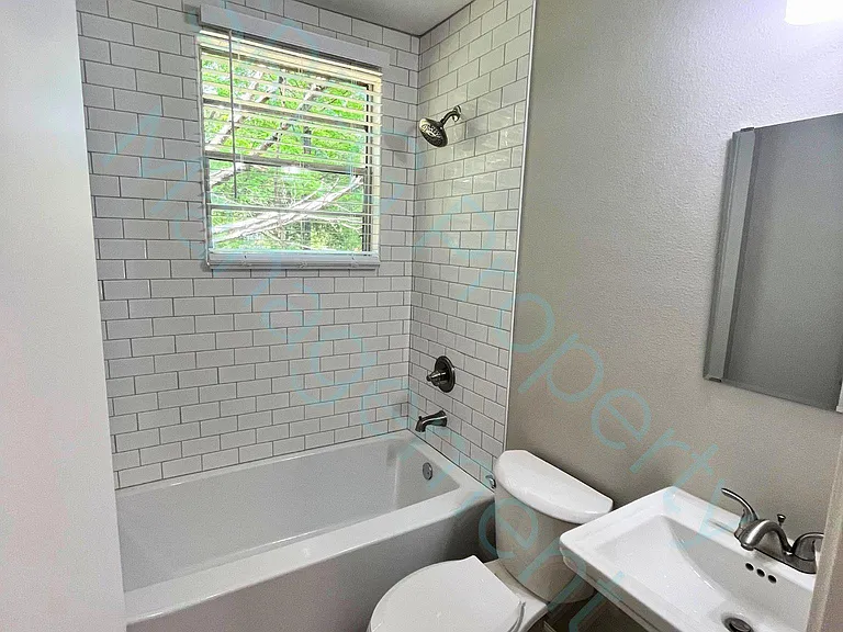 1904 Washington Ave — Photo 3