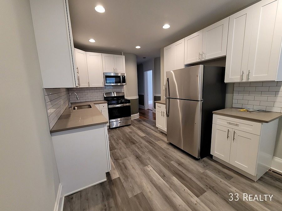 1st image of 915 Pleasant St #1F
