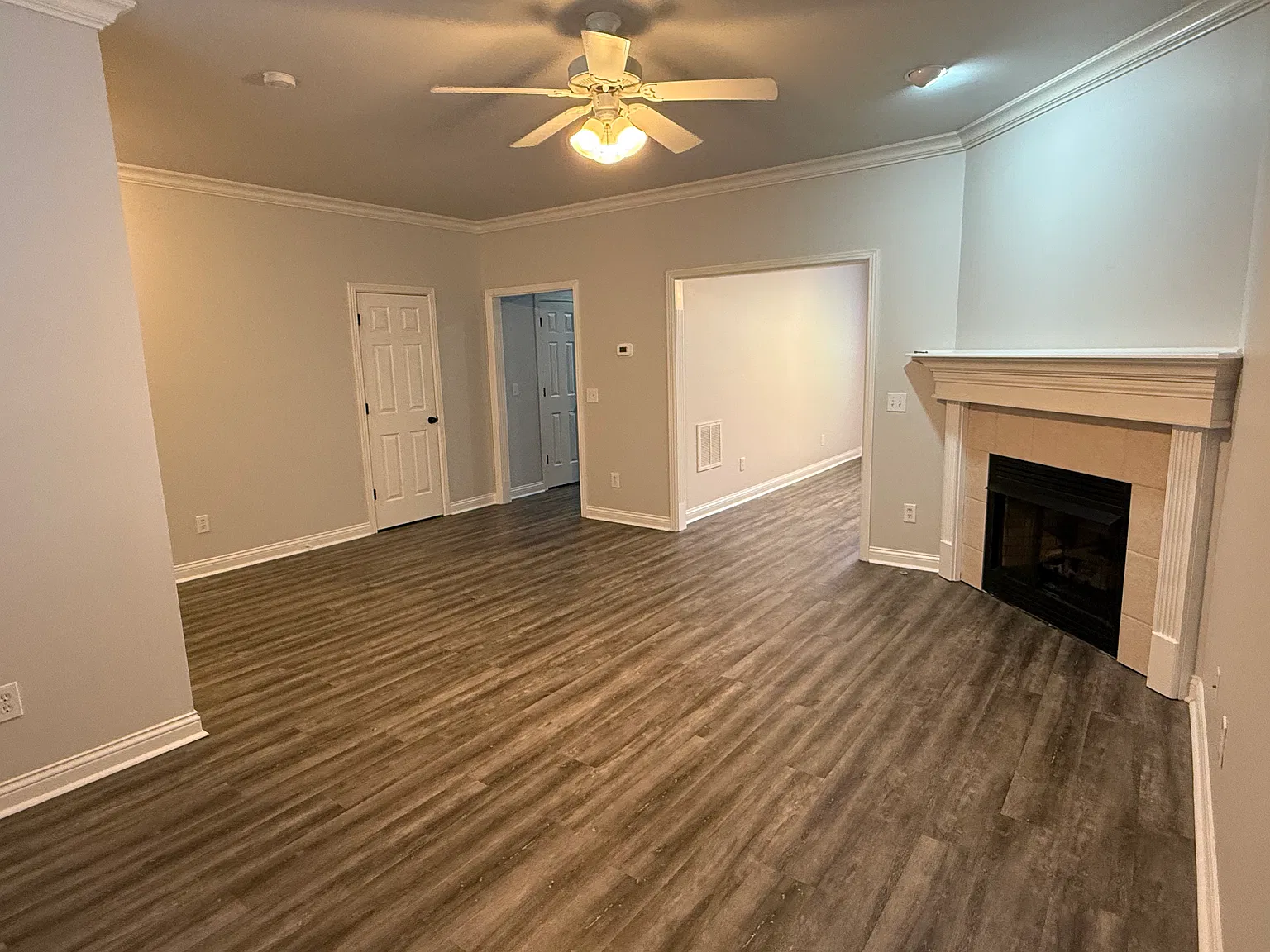 3 bed, 2.5 bath, 1600 sqft, $2,200 — Photo 2