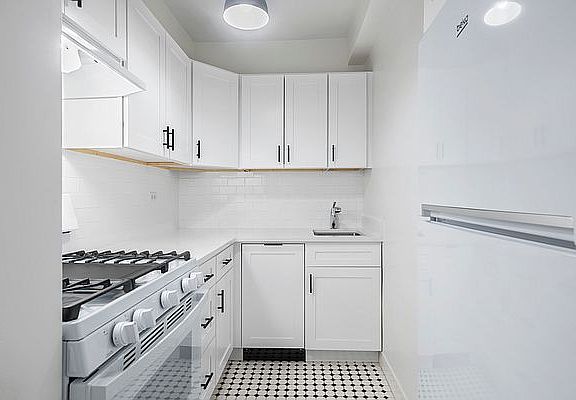 4th image of 140 E 56th St APT 10J