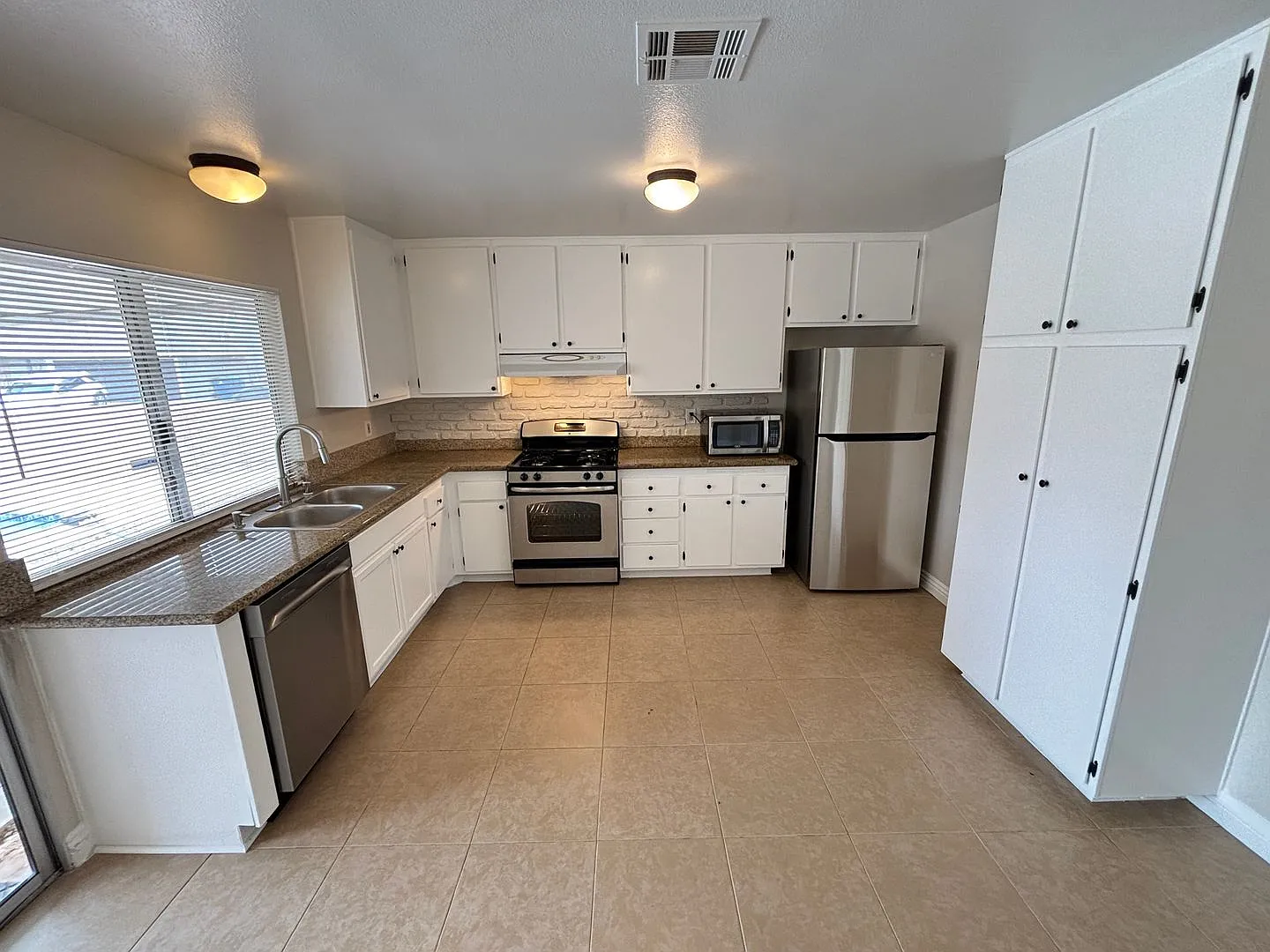 Gorgeous 4Bed/2Bath, 1-Story Home located in the West part of the valley — Photo 3
