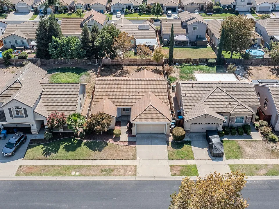 1374 Bamboo St