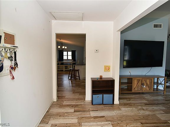 4th image of 115 Roosevelt Ave