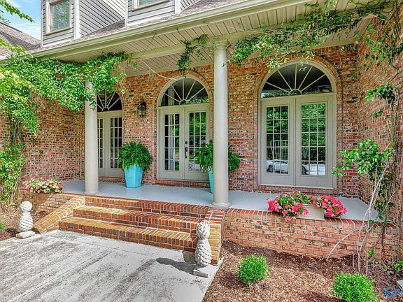 4th image of 305 Mossy Oak Dr