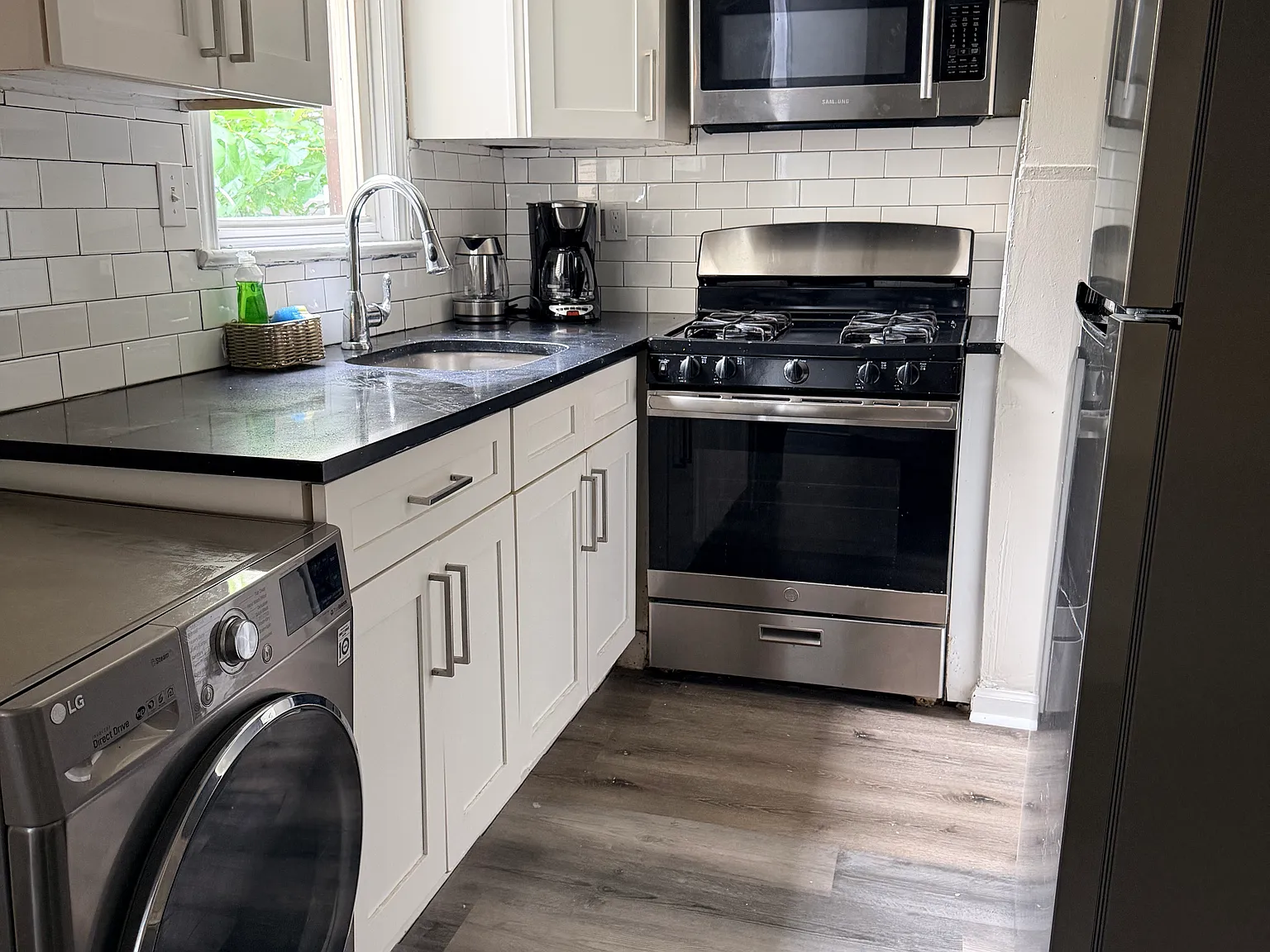 2 bed, 907 sqft, $2,400 — Photo 1