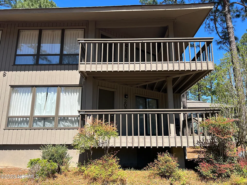 207 Foxkroft Dr