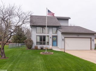 1617 Holiday Dr, Sandwich, IL 60548