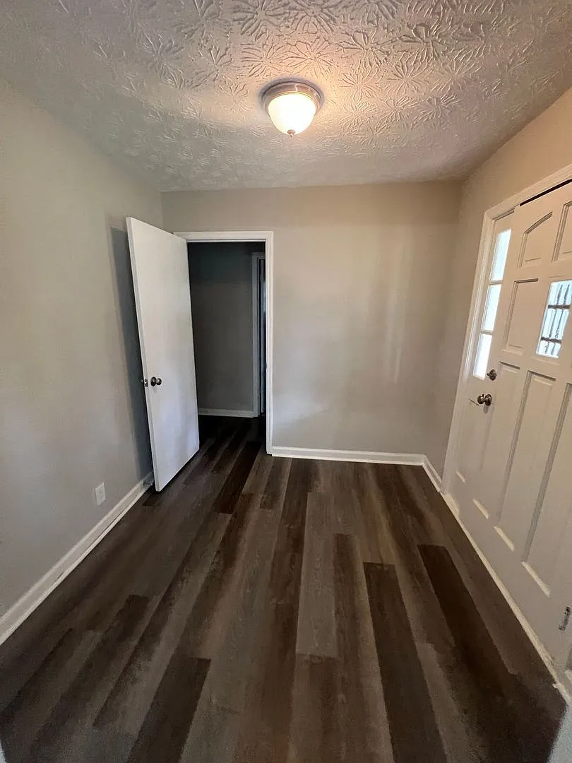 Building Photo - 2567 Kings Way
