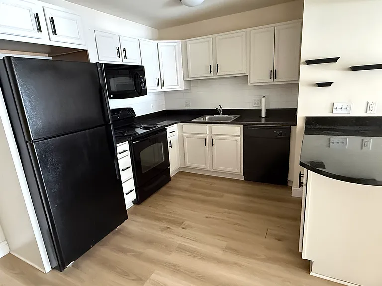 2425 Torquay Ave #101 — Photo 4