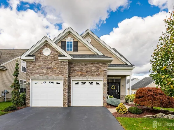 6 Diamond Spring Dr, Monroe Township, NJ 08831
