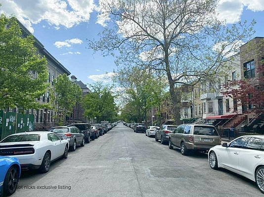 2nd image of 542 Bainbridge St #2F