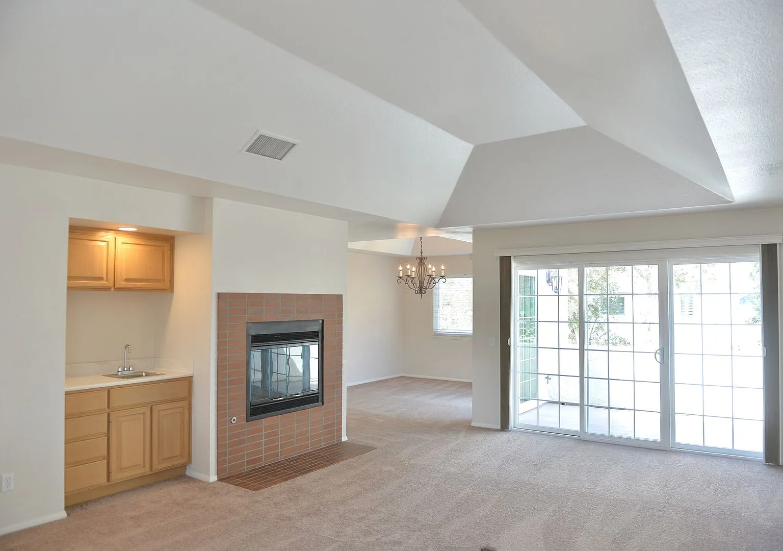 Port Royale three bedroom three bath yard gardener — Photo 4