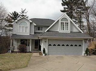 102 Queensgate Dr, Coraopolis, PA