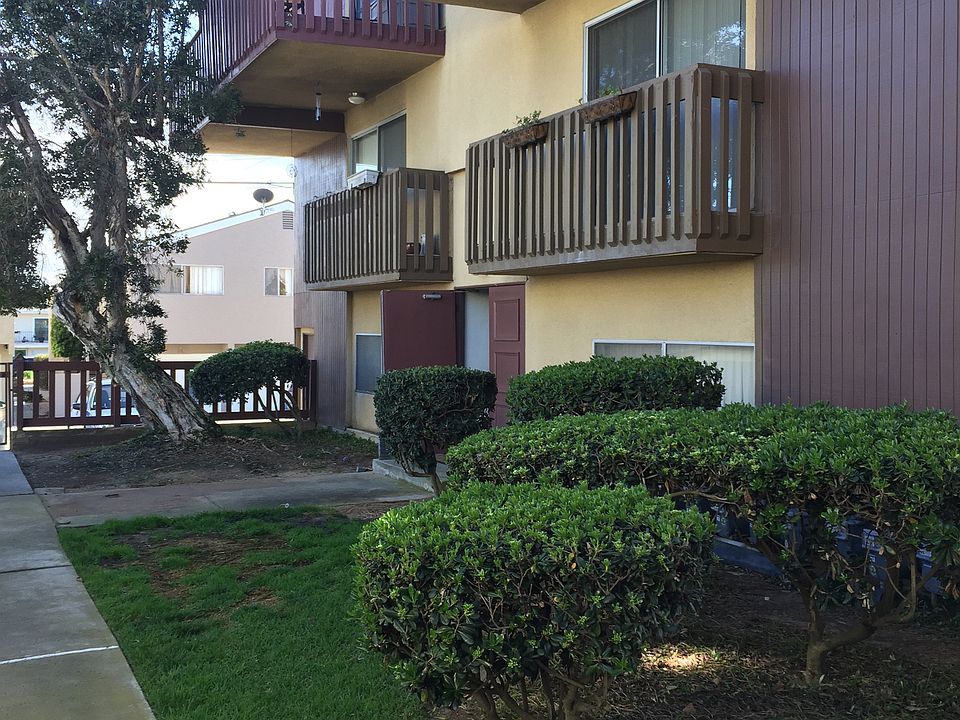 Side view of 1224 Agate St.