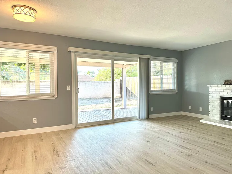 Family room / breakfast nook area next to kitchen
