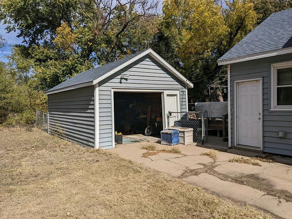 2nd image of 1020 E Sherman St