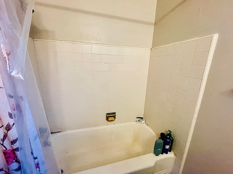 1121 W Churchill St #1 — Photo 8