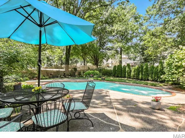 801 Weatherwood Dr, Ballwin, MO 63021